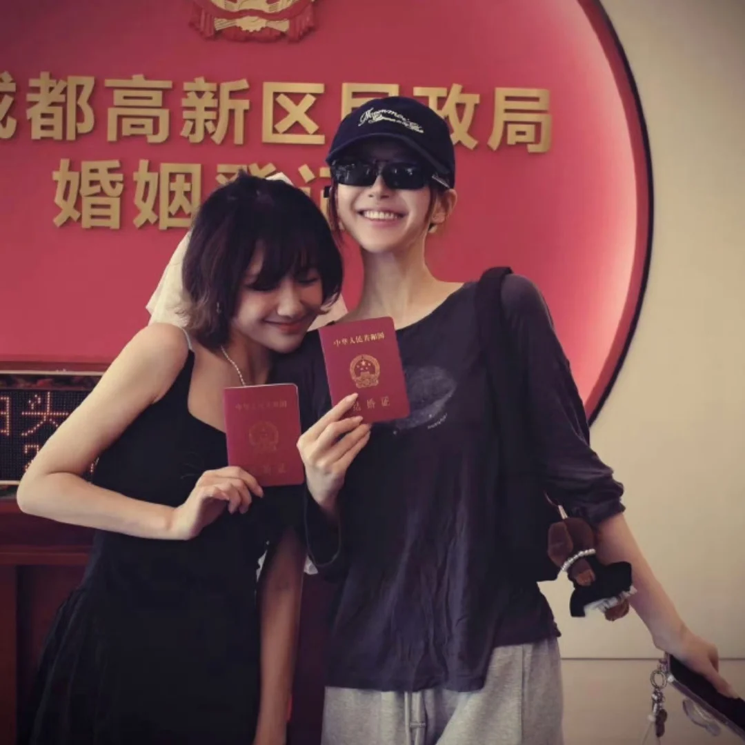 趙露思陪閨密魏笑登記結婚！霸氣新娘抱：我會一直保護你的幸福