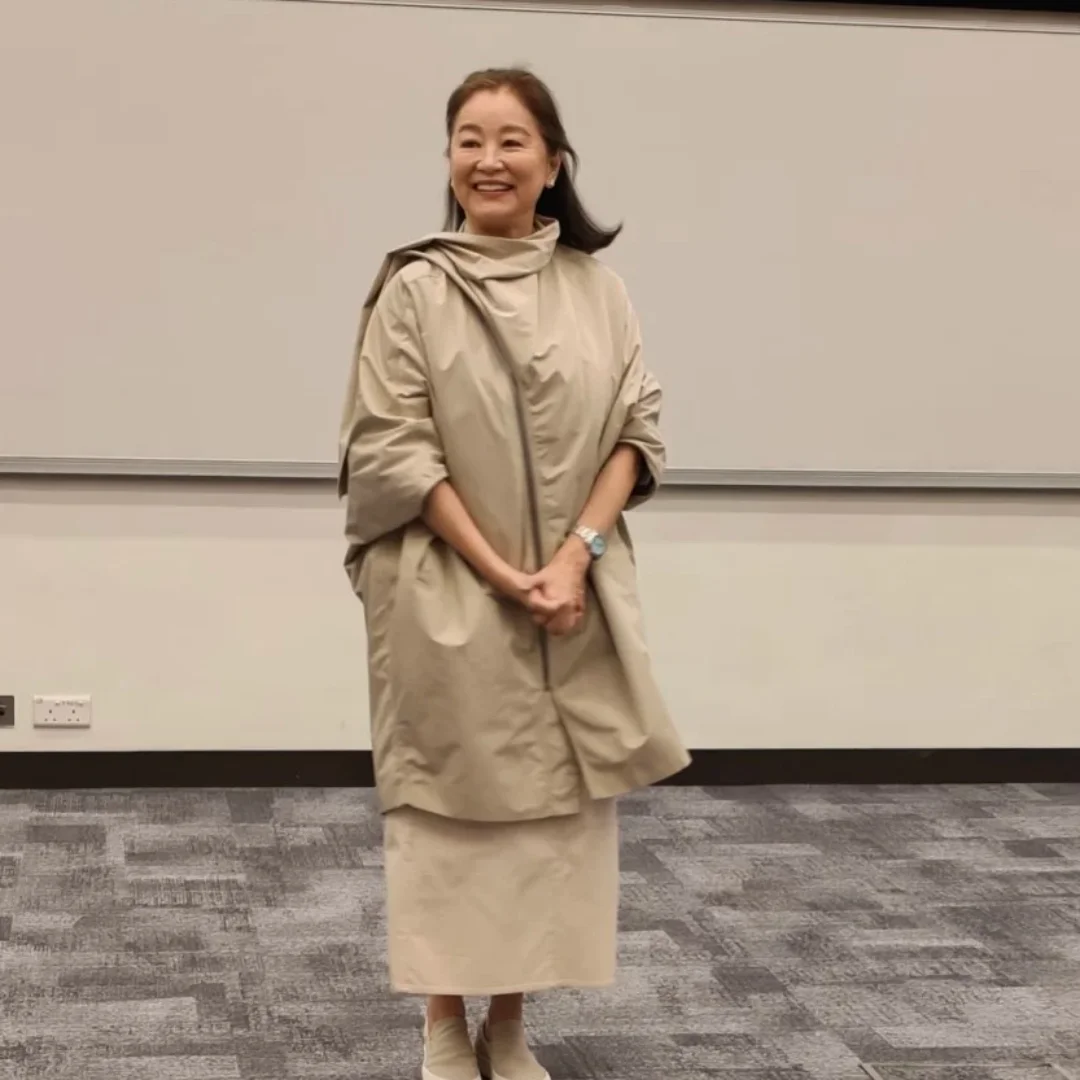 71歲林青霞「自然系穿搭」藍襯衫穿出高級美!私服愛the row、Loro Piana優雅又鬆弛