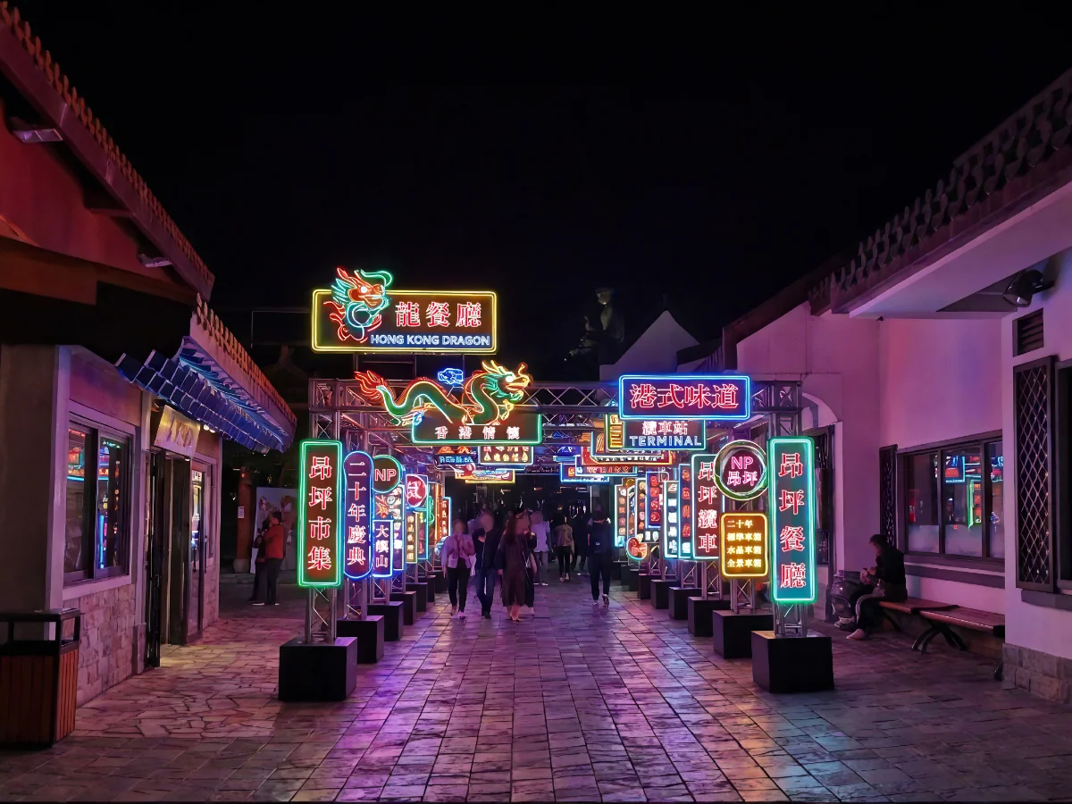 港式霓虹燈重現！昂坪市集變身懷舊香港夜色舞台