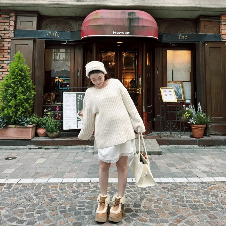 Photo shared by 依依🍓陳依依🍓YI YI CHEN on April 15, 2026 tagging @ugg. May be an image of duffle coat, overcoat, turtleneck, beret, street and text.