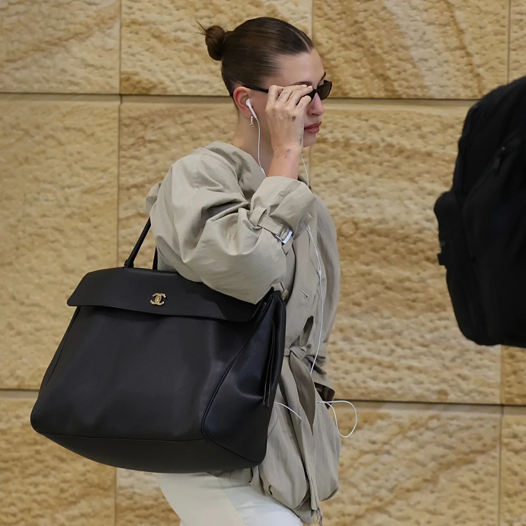 Matthieu Blazy的香奈兒銷售力打趴網路罵潮？大翻蓋包包跟logo瑪莉珍爆紅