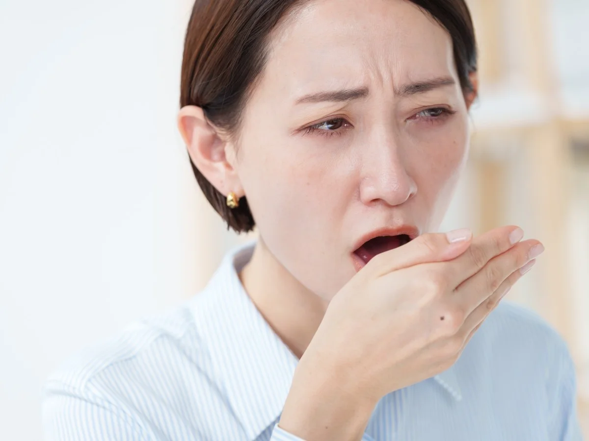 為什麼年紀大容易口臭？醫揭中年口臭原因：對抗異味4招，牙刷刷舌頭竟NG？