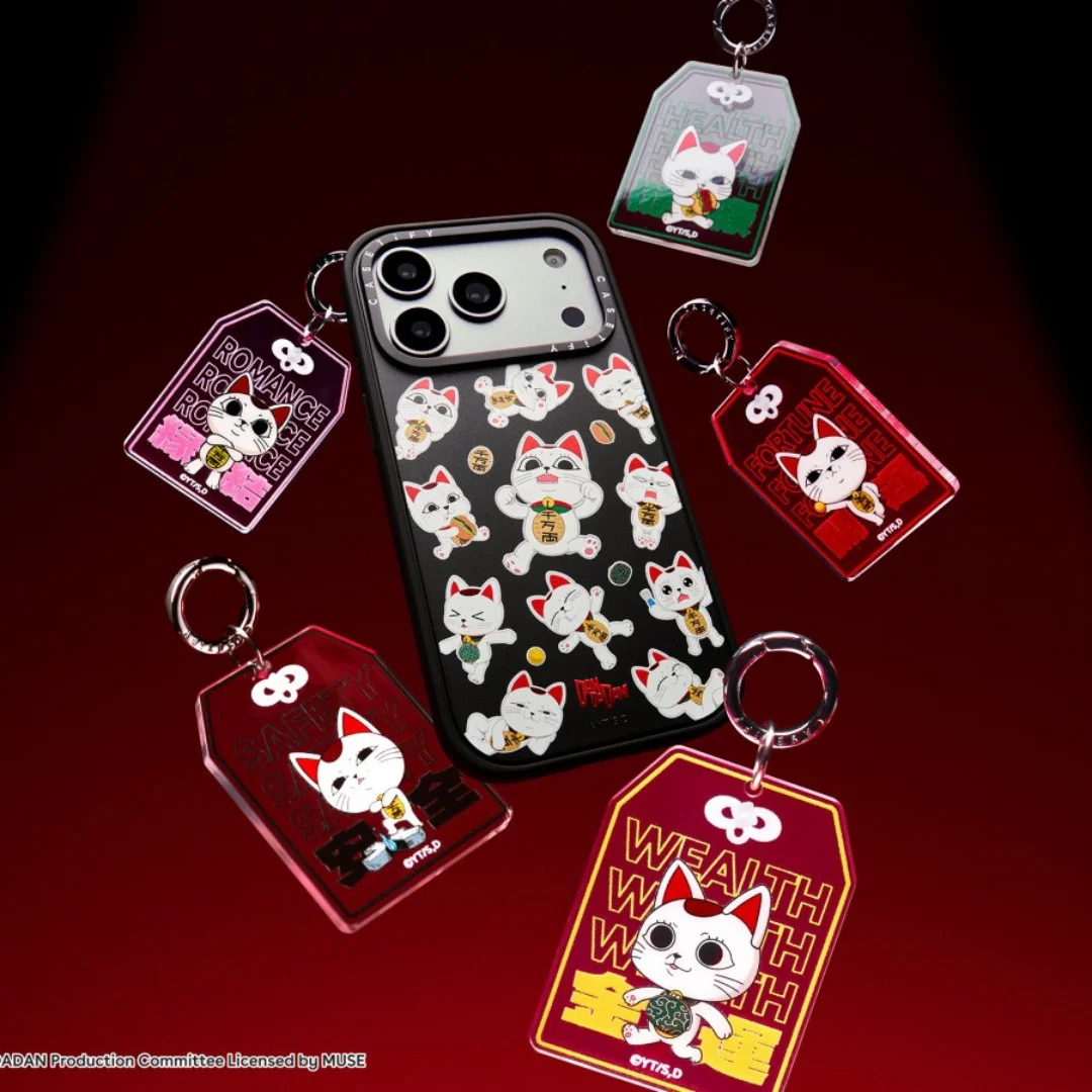 CASETiFY《膽大黨》5大聯名周邊!高速婆婆御守吊飾、達摩絨毛公仔,竟然還有「收藏小卡」?
