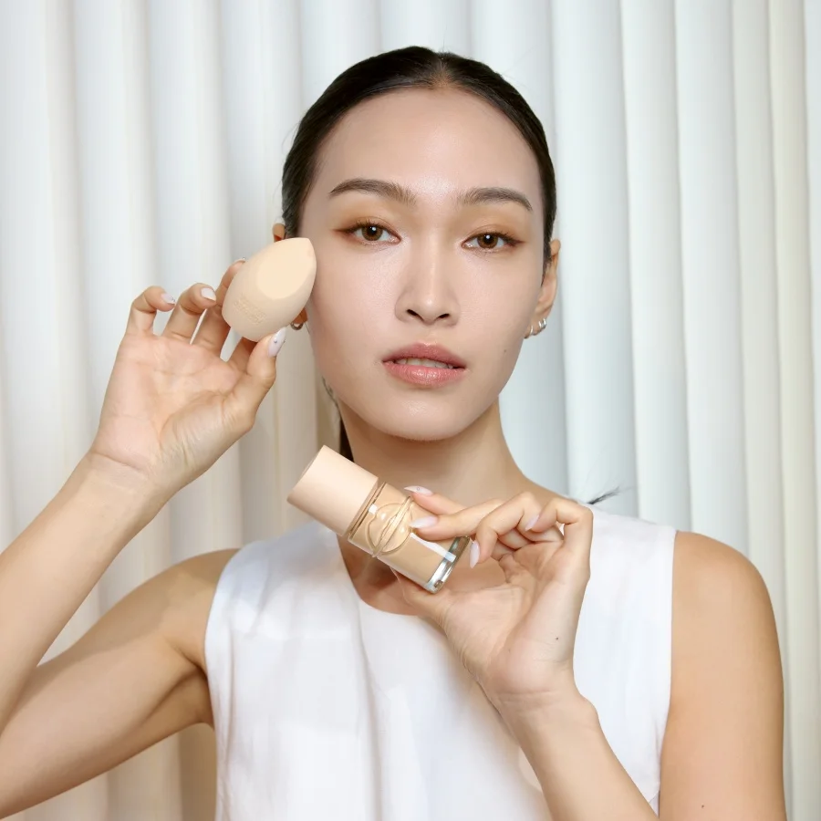 使用全能美妝蛋打造水潤拋光肌