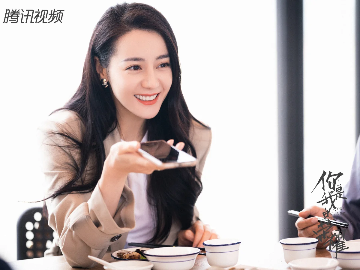 劇情亮點4.迪麗熱巴本色出演當紅女星