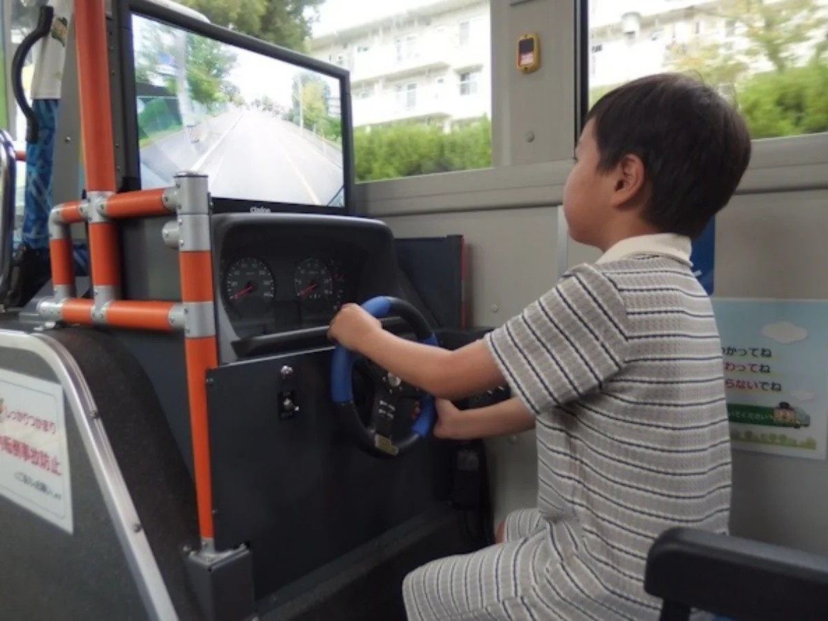 日本爆紅公車「兒童駕駛座」1