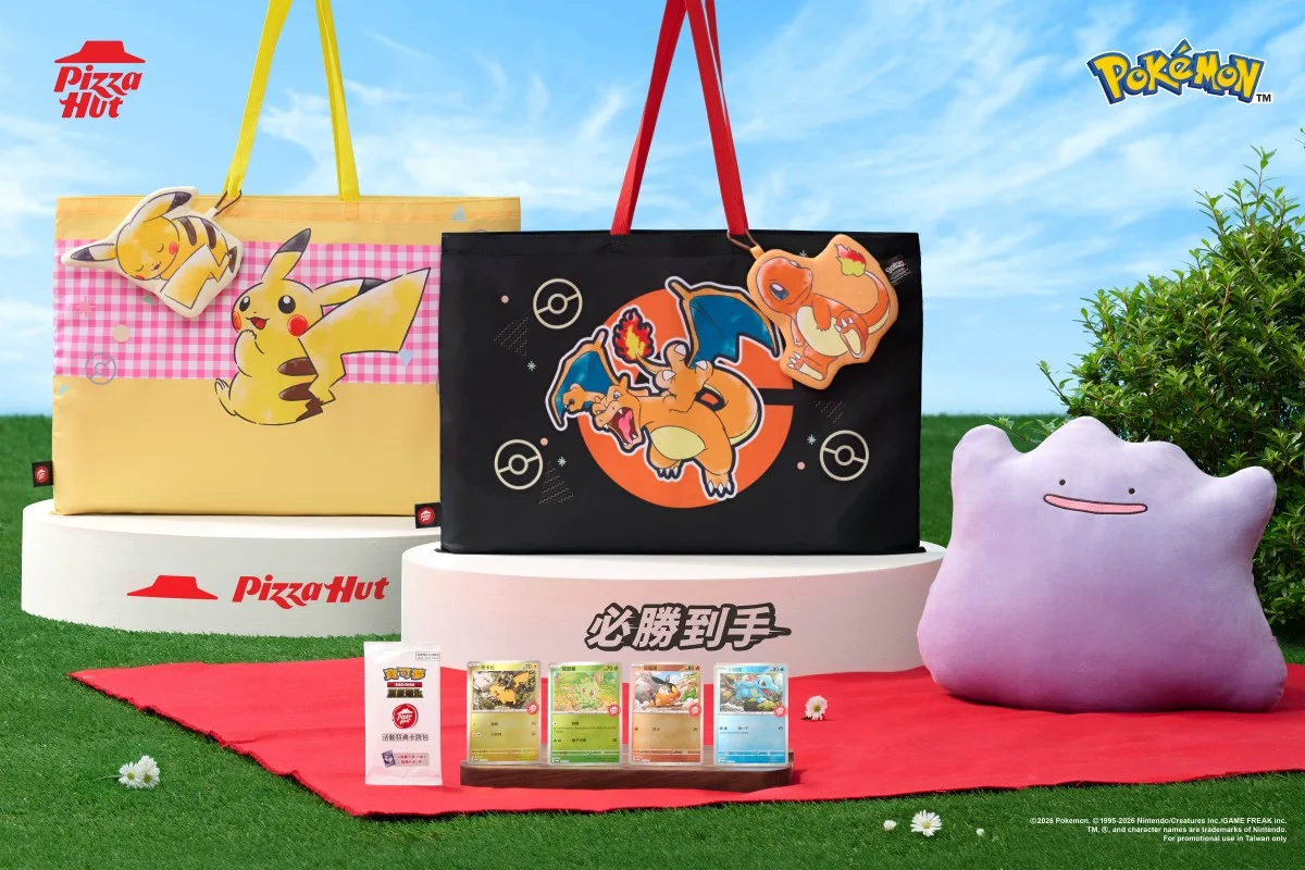 圖1：0616起至必勝客購買指定產品，就有機會獲得印有必勝客logo的「寶可夢卡牌特典卡」、「皮卡丘或噴火龍款兩用收納購物袋」及療癒系「百變怪抱枕」！