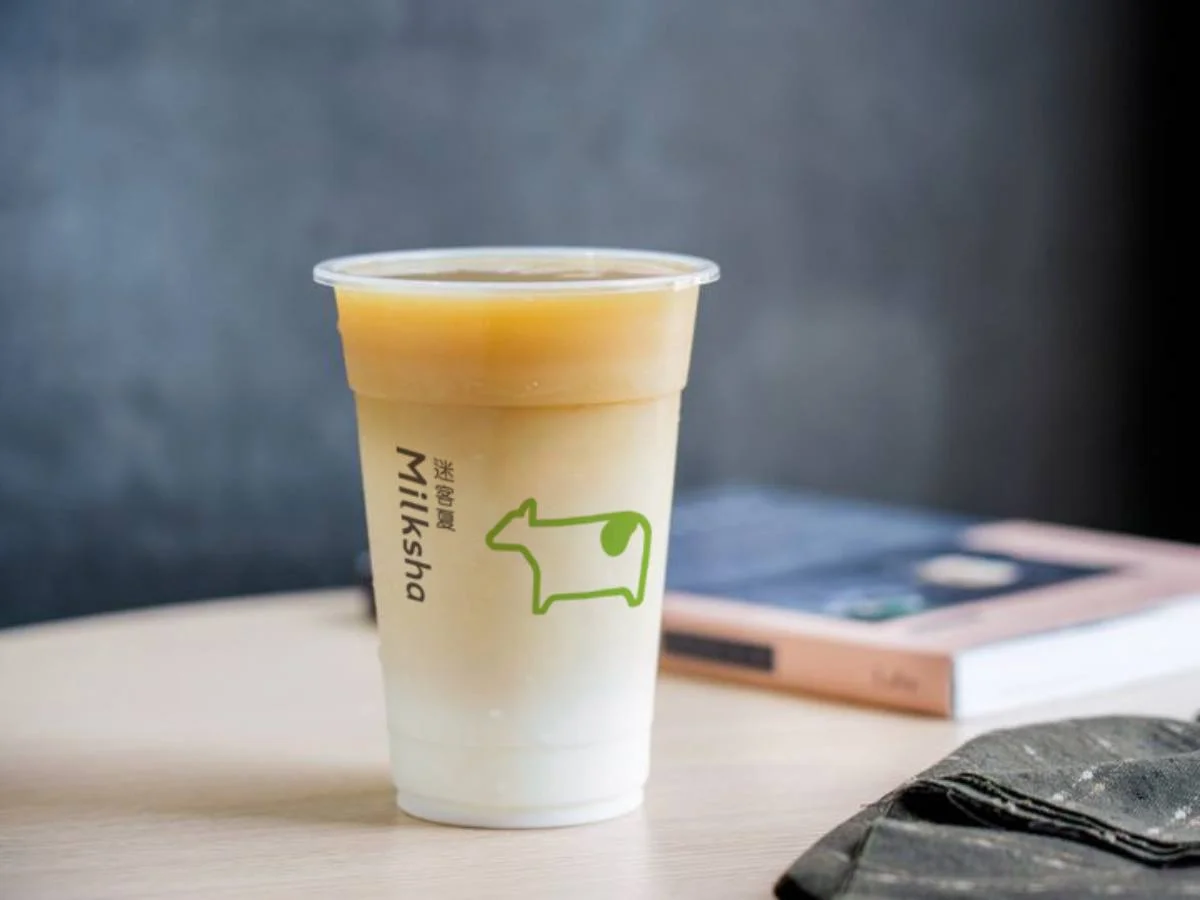 【圖說09】TOP 9茉香綠茶拿鐵，清新茉莉綠茶融合自家經典綠光鮮奶，口感清爽順口；咀嚼控推薦加點白玉珍珠，讓滑順奶茶與 Q 彈嚼感交織出完美的午後時光。