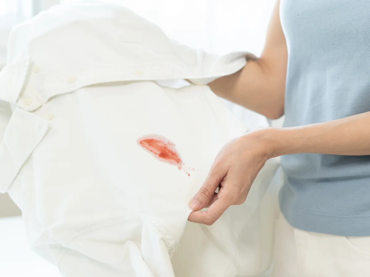 衣服沾到口紅、咖啡漬怎麼洗？女星嘆「老公吃完披薩直接抹褲子」，頑固油漬1招就能洗乾淨