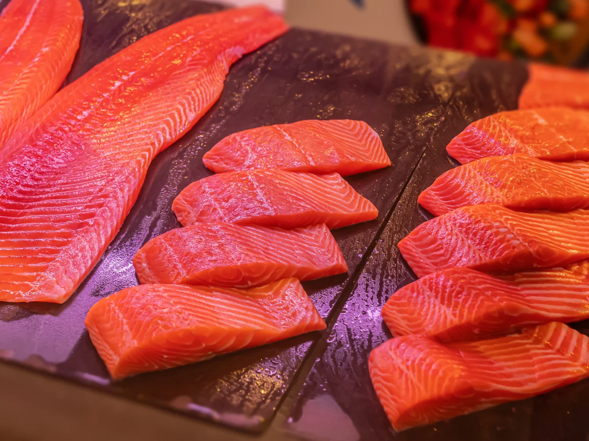 買鮭魚別只看新鮮度！日本專家揭「切片形狀」玄機，4大部位最佳吃法一次懂