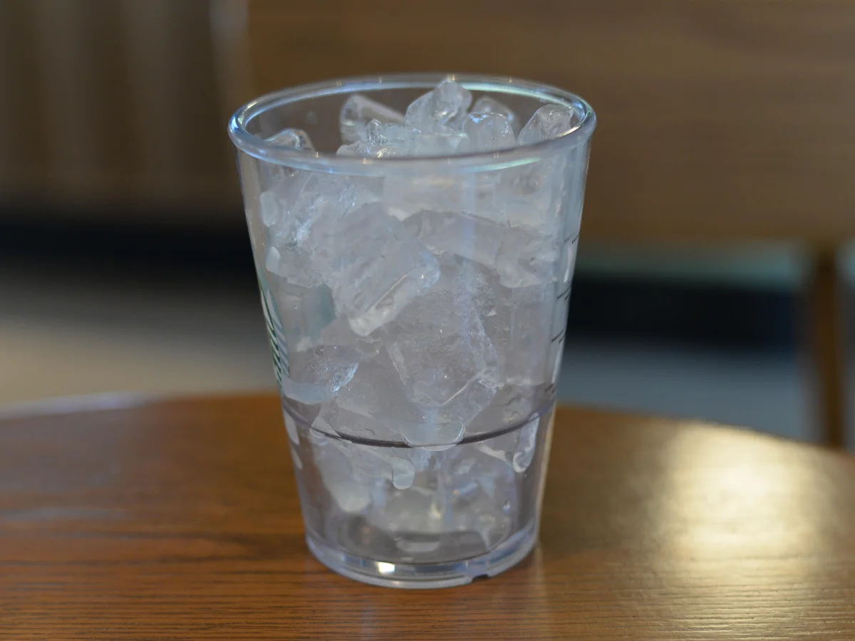 飲料快速冰鎮2招！冰水加1物，10分鐘降溫4.4℃，不用苦等冷凍庫