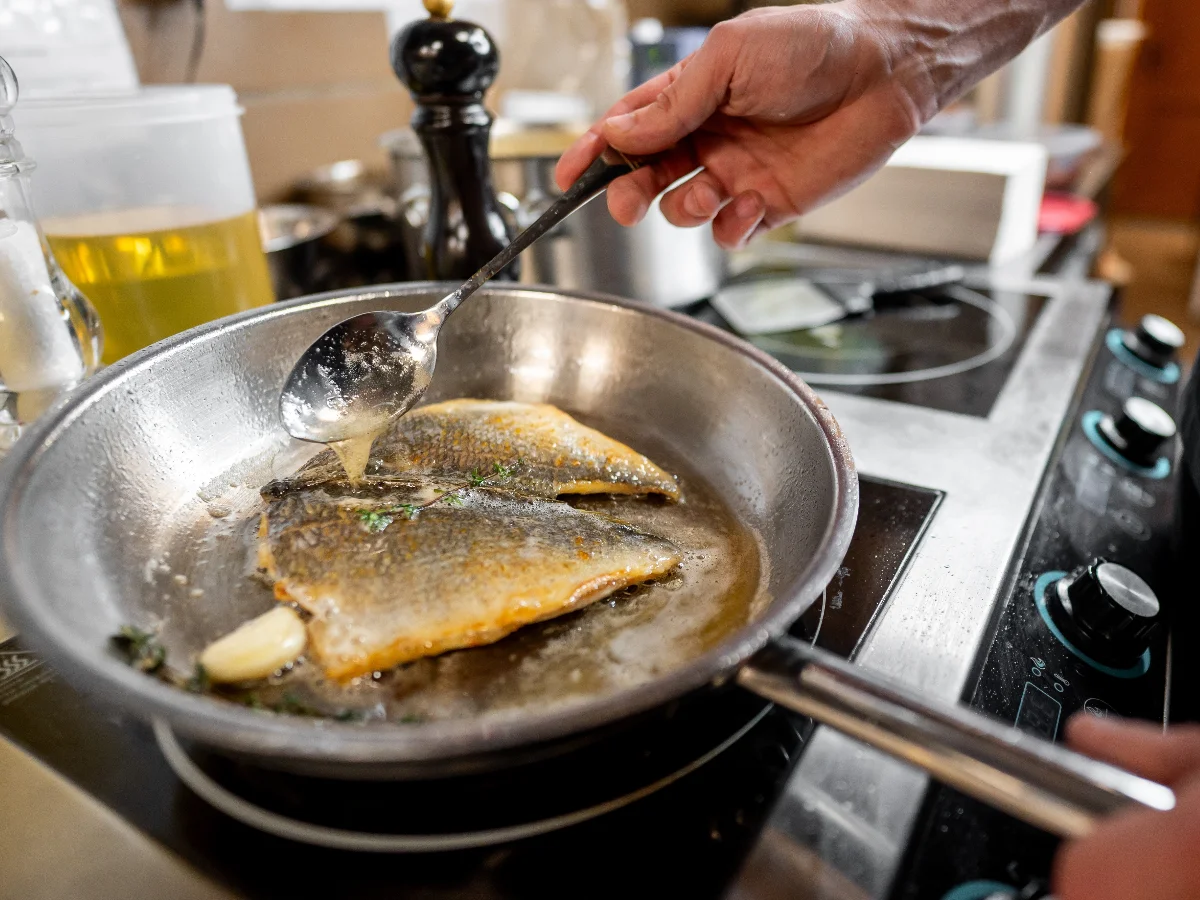 油沒冒煙不代表安全！醫師解析食用油發煙點，揭高溫烹調風險