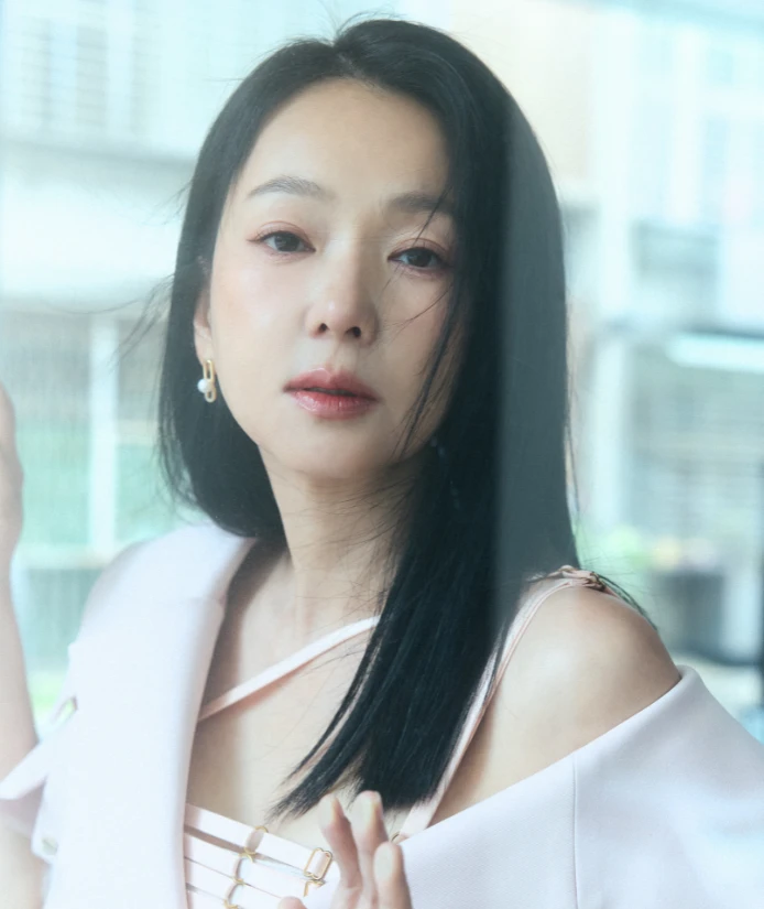 聊完穿搭，六月語氣一轉，提起自己更在意的保養哲學——不是外表，而是心態。

「我不怕變老，也不怕體態鬆一點。我怕的是，還用20歲的心態，對待即將50歲的自己。」

對她來說，真正的保養，是願意在鏡子前誠實，也學會對生活鬆一點。「有皺紋、有斑沒關係，我希望自己的眼神是亮的，心情是自由的。」

歷經大病，她更懂：「不是拼完美，而是活得有餘裕、有選擇的快樂。一天裡，就算只有一件小事讓你覺得幸福，那天就值得了。」