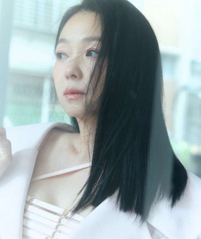 除了與孩子的連結，六月也懂得與自己對話。

「飾品，是我心情的配角。今天想精緻、想俐落，或只是想閃一下，就靠耳環、項鍊、戒指，這也是我每天出門前的小儀式。」

她推薦：「珍珠、鑽石這種經典飾品，買好一點的款式，戴一輩子都美，還能傳給女兒，多好。」她的小包裡，隨時準備著珍珠項鍊、香奈兒戒指、結婚鑽戒，還有各式耳環和手鏈。「我每天都會依造型搭配，臨時要出席什麼場合也不會慌。」

「我很多首飾都沒放保險箱，就是天天戴。人不要被物品綁架，包包買了就要敢放地上，鑽戒買了就要戴出門。」說著，她舉起手腕，指著一只手鏈笑說：「你看，一面是笑臉，一面是鑽，戴著它就會『鑽 (賺) 到笑嘻嘻』。」語畢，現場笑成一片：「是直播帶貨嗎？」