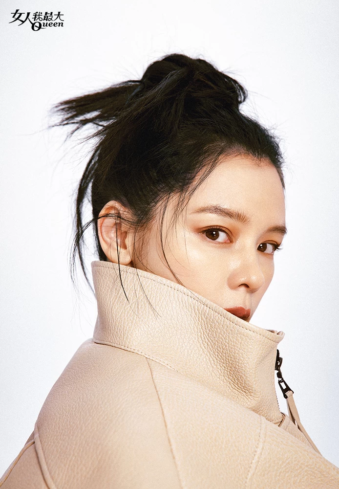 要活得精彩,除了不放過自己,經濟獨立更是掌握人生的自主權。Vivian坦言:「童年時,媽媽獨自撫養我們三個孩子,生活很艱辛,經歷近幾十次搬家,她卻總能保持樂觀。記得,屋頂上傳來老鼠聲時,她會笑著說那是『發財鼠』,代表我們會發財。」母親的幽默與堅強,讓她明白真正的愛能讓人閃閃發光,否則剩下的只有疲憊。 要活得精彩,除了不放過自己,經濟獨立更是掌握人生的自主權。Vivian坦言:「童年時,媽媽獨自撫養我們三個孩子,生活很艱辛,經歷近幾十次搬家,她卻總能保持樂觀。記得,屋頂上傳來老鼠聲時,她會笑著說那是『發財鼠』,代表我們會發財。」母親的幽默與堅強,讓她明白真正的愛能讓人閃閃發光,否則剩下的只有疲憊。