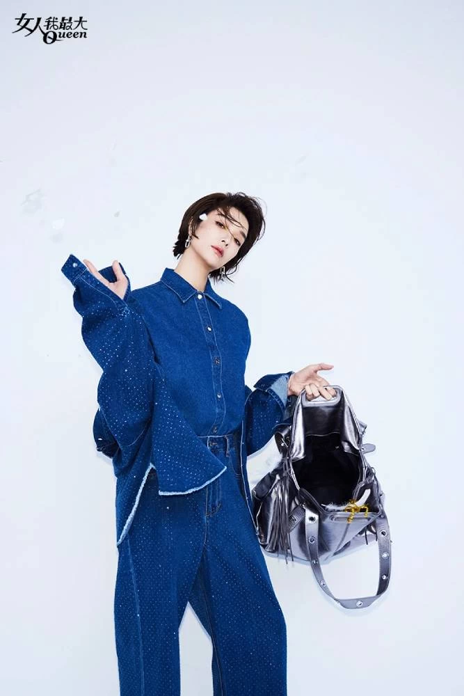 談到「愛自己」，她坦言，這不僅僅是一句口號。「現代人常常將“愛自己“和“任性“混為一談。其實，愛自己需要深刻的誠實。誠實面對自己的渴望，接納自己的全部，無論好壞。」

這一步，看似簡單，實則充滿挑戰。她提到「被討厭的勇氣」，以及陷入「委屈求全」的困境。「如果不能誠實面對自己，又無法勇敢表達真實想法，就容易掉入委屈求全的陷阱。」她語氣平靜，卻深具洞察力，「愛自己，不僅是內心的和解，更是與外界的平衡。學會接受真實的自己，同時也要學會以自己的方式去表達。」