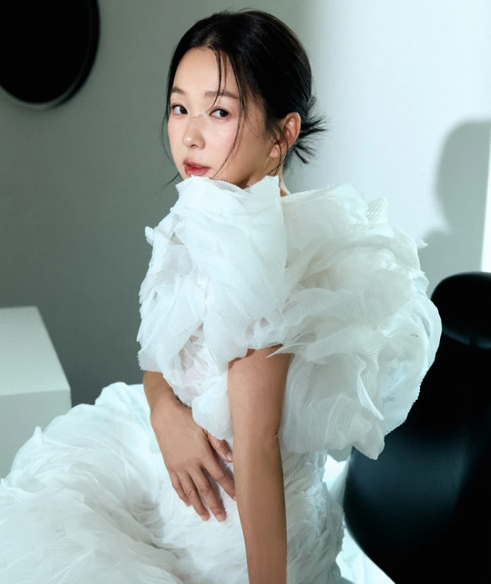 這場對話，從年齡聊到心境，再一路走進婚姻。她不急著給出什麼「正確答案」，只是以最日常、誠實的語氣，分享人生這門課的筆記：「以前我追求完美，現在，只想讓自己舒服健康。」

對許多人來說，五十歲是個提醒年華不再的數字；對六月蔡君茹而言，卻是一個嶄新的開端。

「比我早進『50俱樂部』的朋友很多，明年終於輪到我了！」她笑說，「五十，真的是一個令人期待的節點。」

「還沒到五十歲前，我的生活節奏總是很緊湊，很多事都想快點完成。但從45歲開始，我的心境慢慢改變，變得更平和，也開始學著放慢腳步，好好生活。」

她坦言：「年輕時，我拼命工作、也認真存錢。現在財務比較自由了，可以選擇繼續工作，也可以選擇退休，生活不再有太大壓力。與其擔心年齡的數字，我更在意的是——怎麼讓自己過得舒服、活得健康。」