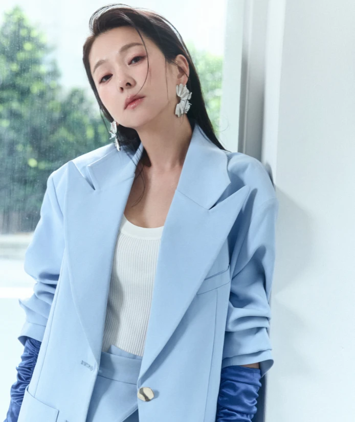一提到孩子，六月笑了，語氣裡也藏著無奈：「我很想多陪他們，只是現在最大的課題，是親子溝通。兒子11歲了，我講錯一句話，他可以翻我三天白眼。」

她坦言自己不是完美媽媽，也還在學習——學著從原生家庭的「不會說愛」，轉變成一位懂得共情、願意「用愛教育」的母親。

「他長得太快了，有時我會怕自己的學習速度，跟不上他的成長。所以最近我很專注在親子教育上，希望不只是管教約束他，而是真正支持他。」