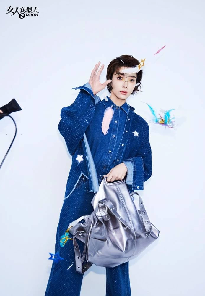在演藝圈，髮量充沛的女明星常被冠以「髮量富翁」的稱號，而蔡淑臻則是隱藏版中的佼佼者。她幽默說：「年輕時，我的頭髮硬到可以插土裡發芽，每根毛囊能長三根頭髮呢！現在沒那麼多了，反而更適合留短髮，否則會炸開！」

談到維持髮量秘訣，她一語道破：「頭皮需要呼吸。」偶爾使用頭皮深清潔是她的保養關鍵。「這樣可以減少毛囊堵塞導致掉髮。」至於頭皮養護液，她坦率笑道：「我不是很認真用啦，想到就噴一噴！不過，我真心覺得清潔才是根本。太多油，太多造型品，頭皮怎麼受得了？對吧？」