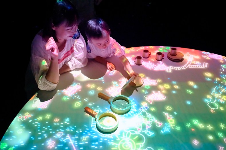 逛展兼拍網美大照！teamLab光影展士林現蹤、台北達文西展覽讓你變身蒙娜麗莎