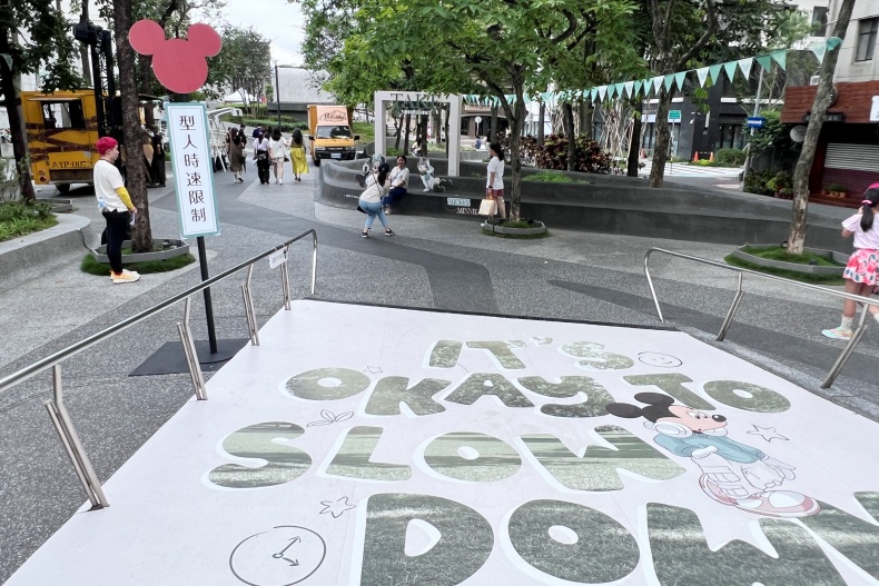 捷運中山站又有新打卡點！米奇與好朋友穿上便服現蹤「心中山線形公園」，打造期間限定市集