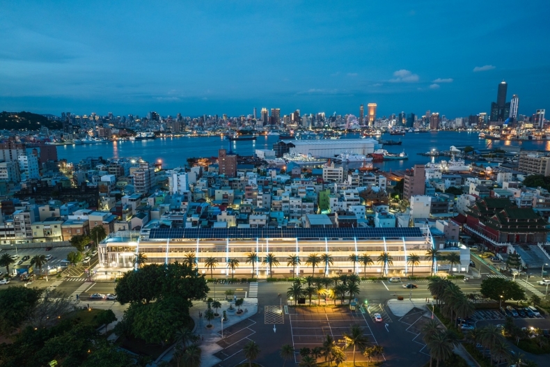 旗津最美市場完工!高雄「旗后觀光市場」重新改造,LED光透設計打造「落日餘暉」意念