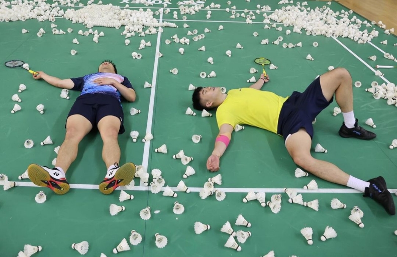 2024巴黎奧運羽球男雙晉級!麟洋配不畏隊手近身擊球,高張力對決拚進8強賽