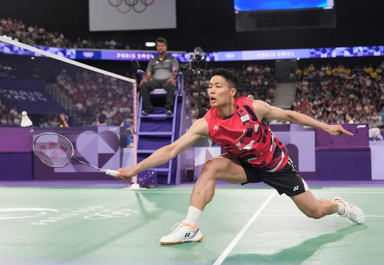2024巴黎奧運/周天成羽球連3屆奧運闖進8強!力克小11歲日本強敵、掌控全場直落二贏得勝利