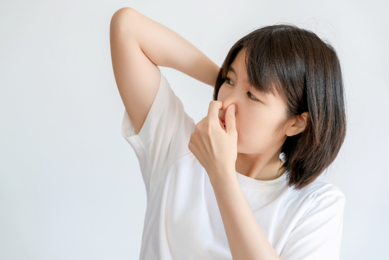 「疲勞臭」是什麼? 身體太累會變臭!5種狀況導致「疲勞臭」機率大增,多吃蛋白質也不行