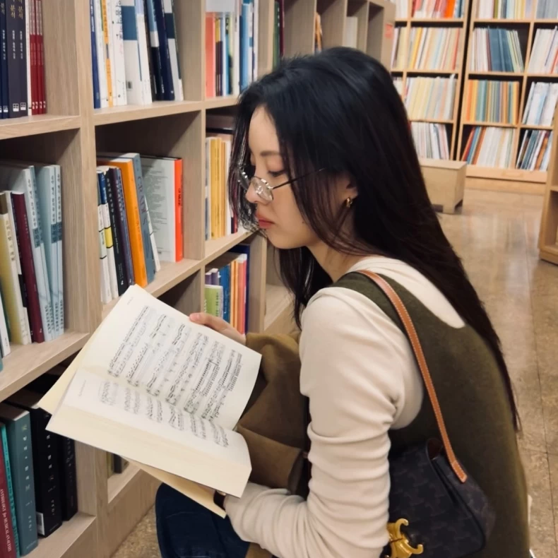 Photo by SEOHYUN on November 17, 2024. 可能是 1 人、讀書和書籍的圖像.