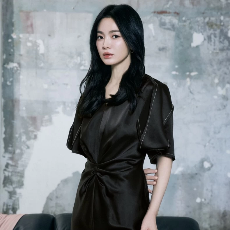 Photo by Song hyekyo on January 12, 2025. 可能是 1 人、襯裙、睡衣、罩袍、洋裝和文字的圖像.