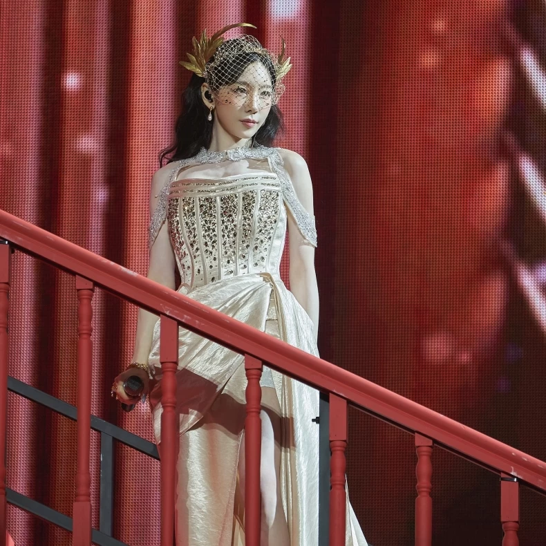 Photo by TaeYeon on March 09, 2025. 可能是 1 人、禮服、洋裝和文字的圖像.