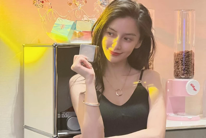 Angelababy遭直擊被經紀人訓話、身材走樣