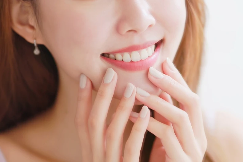 30歲後能過上「名牌人生」面相5. 嘴角上揚、唇色紅潤
