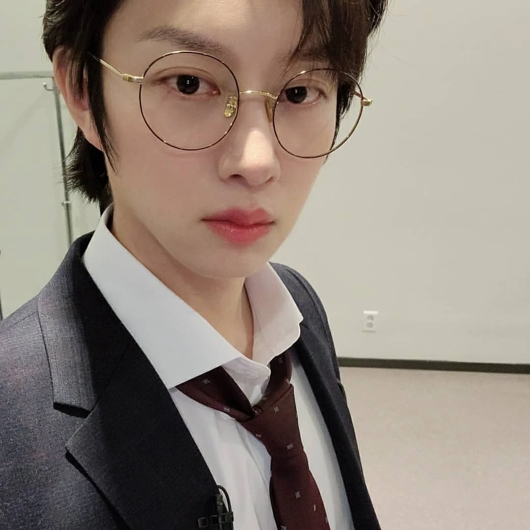 入坑金希澈的7件事!自戀到幫自己開博物館、最有義氣的人脈王、看似輕浮其實三觀超正!