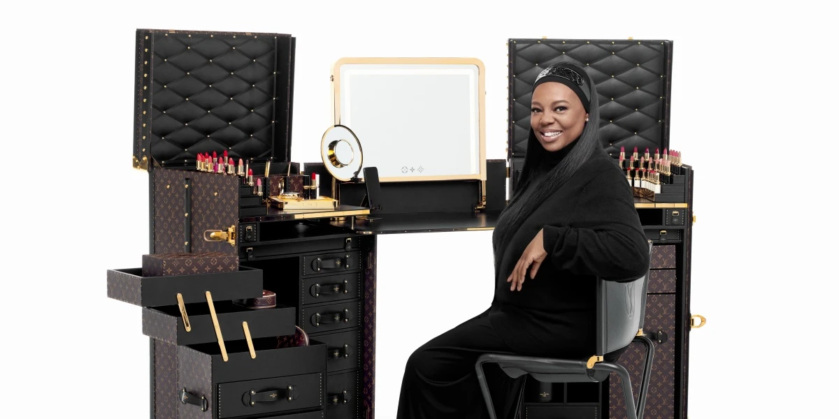 Pat McGrath 出生於英國，她的彩妝天賦並非來自於正規的學校教育，而是從小受到熱愛時尚與化妝的母親啟蒙，開啟了她的美妝之路。