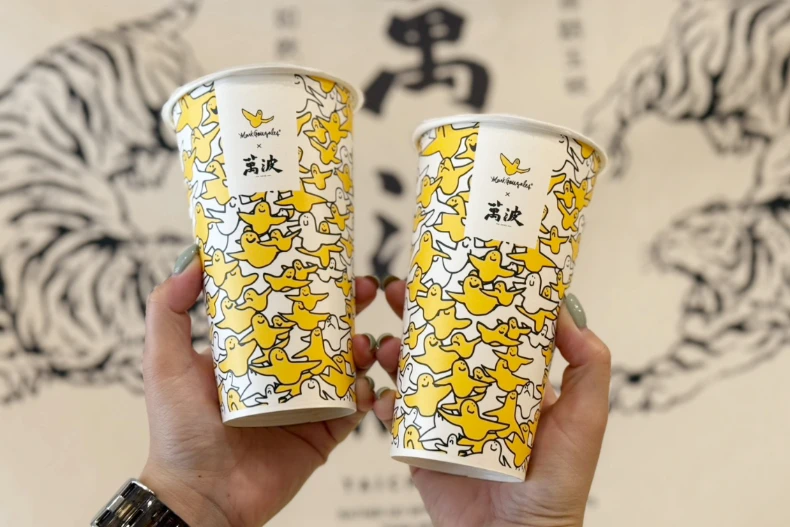萬波紅茶Ｘ理想混蛋聯名超燒！限定飲料、偶像小卡盲包＋2025萬波紅茶推薦必喝清單