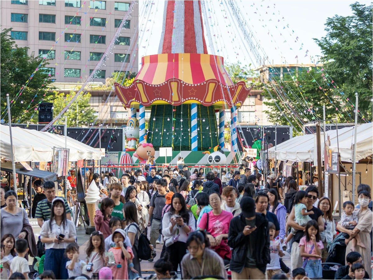 泡泡雨+魔術秀嗨翻天!耶誕城首週末親子人潮湧現,童話角色輪番登台|女人我最大