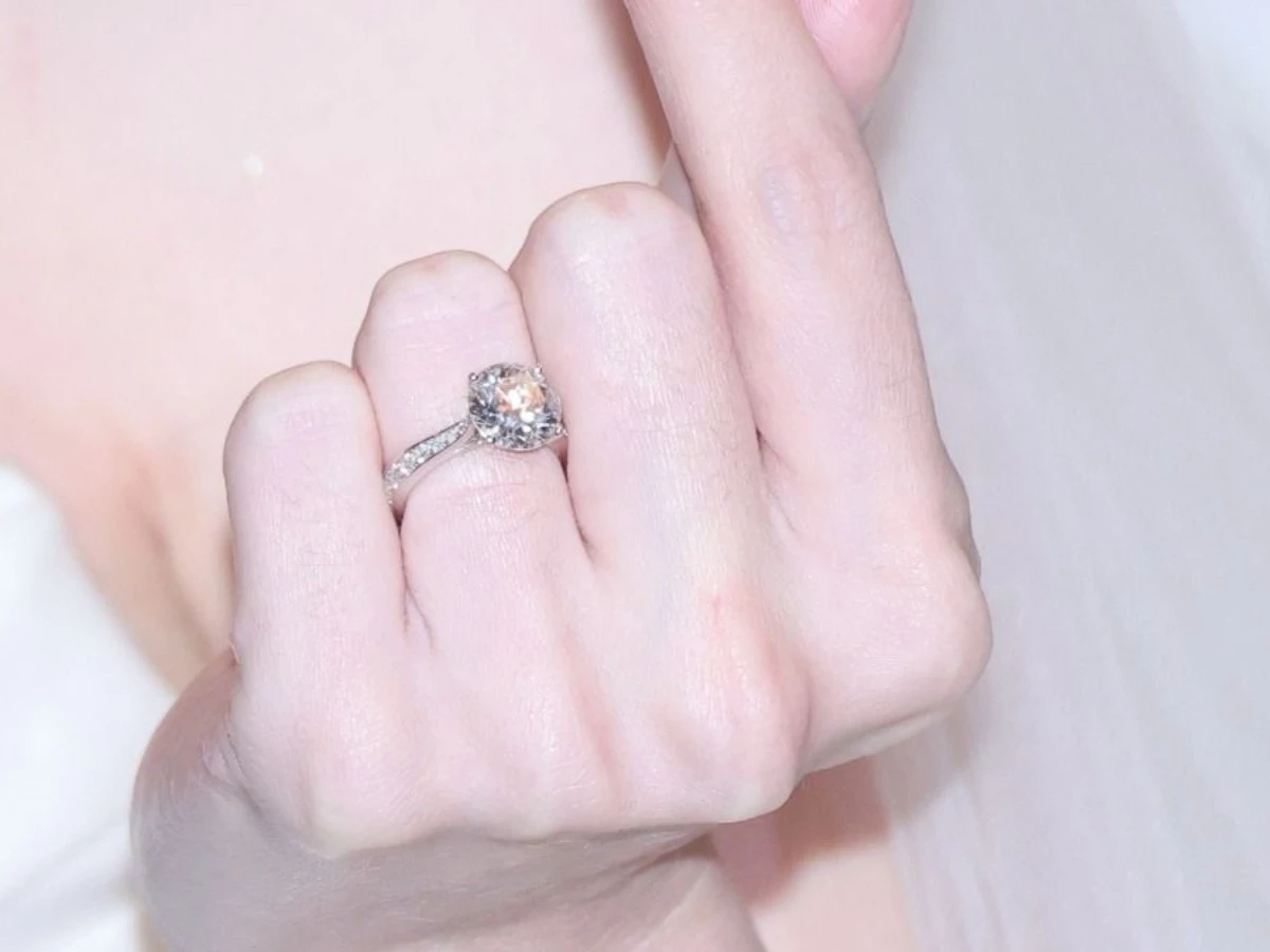 許瑋甯、邱澤婚紗照釋出！結婚穿Nicole + Felicia高訂白紗，甜吻臉頰超幸福