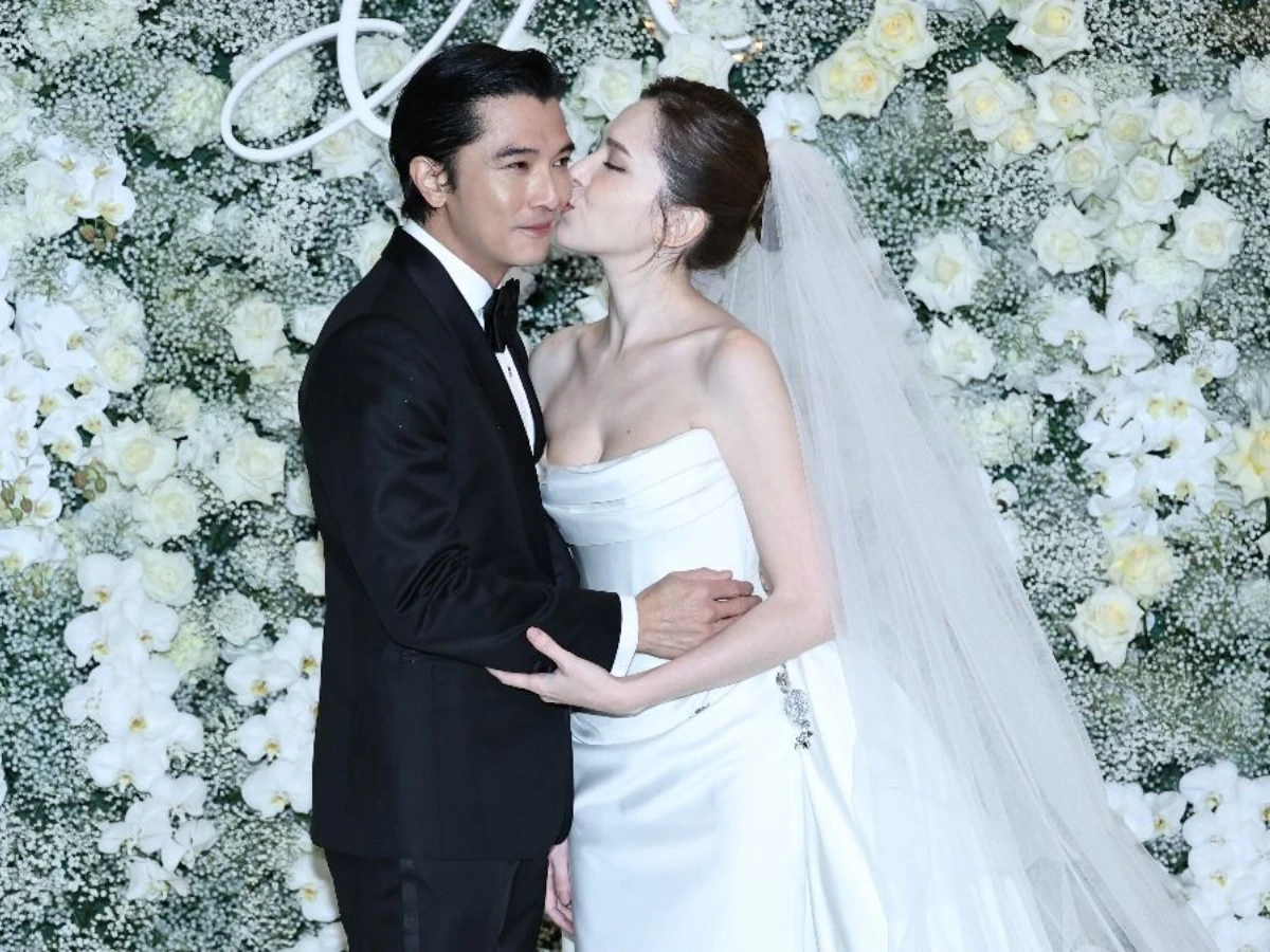 許瑋甯、邱澤婚紗照釋出！結婚穿Nicole + Felicia高訂白紗，甜吻臉頰超幸福