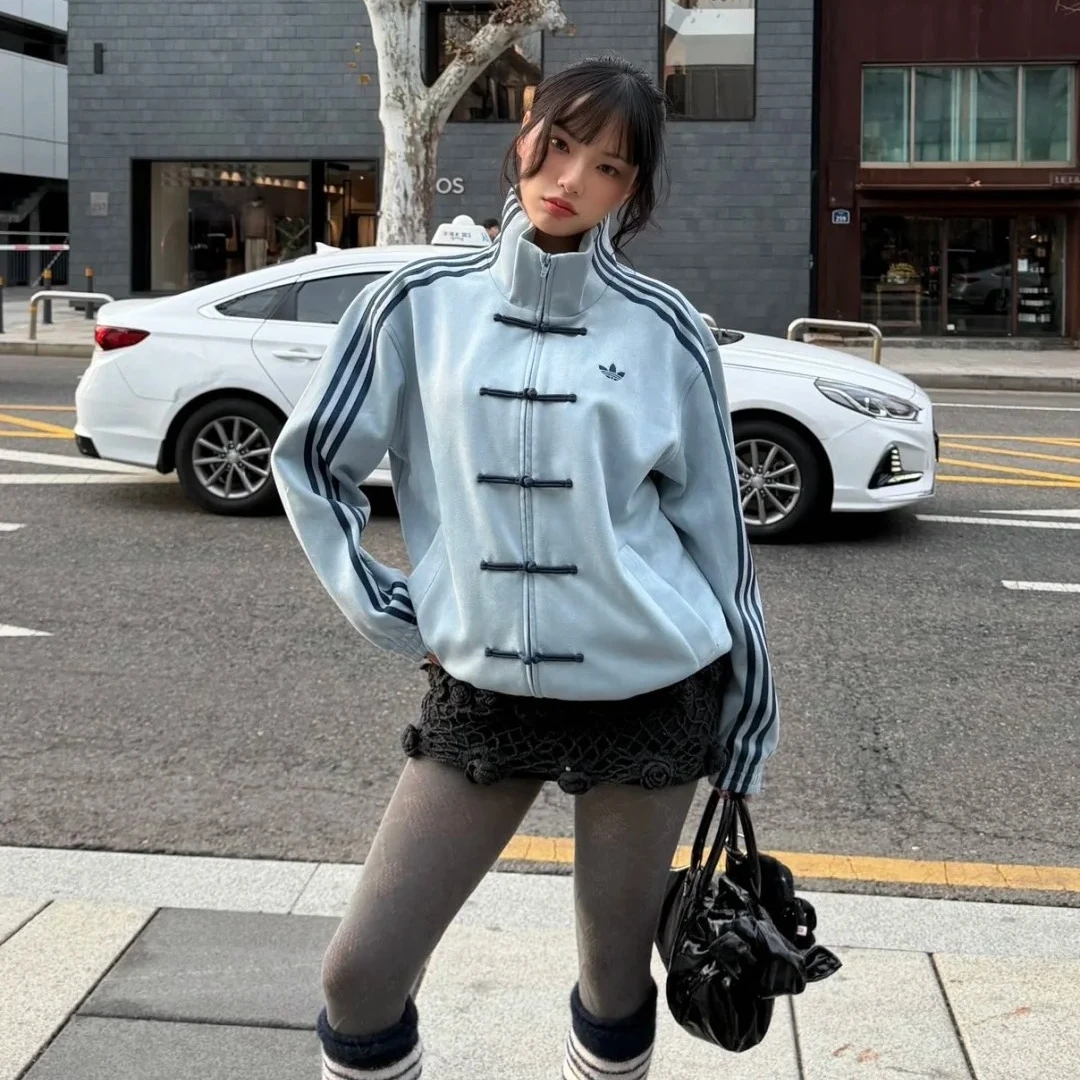 LYST榜單Top3!adidas「新中式運動外套」歐美斷貨款,寬鬆立領盤扣細節,百搭又顯瘦