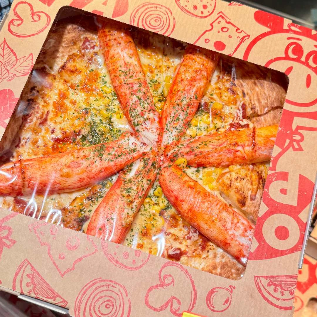 好吃不踩雷！Threads熱議日系超市LOPIA必買8款美食，巨型蟹肉棒披薩、雞軟骨回購超高