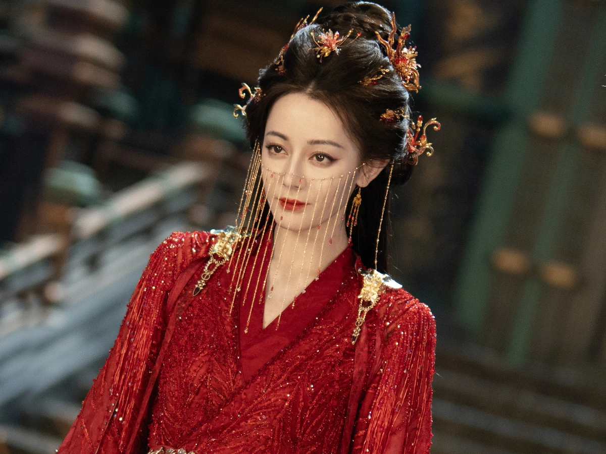 女主角：迪麗熱巴 飾 賀思慕