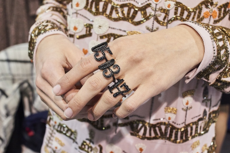 (9-7)Valentino_fw17_0427.JPG