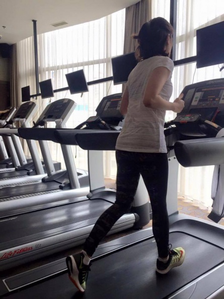 賈靜雯好「胸」！43歲3個孩子的媽，賈靜雯這4招保持超完美身材