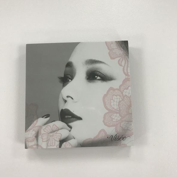全亞洲瘋搶！安室奈美惠親自挑選顏色的眼影盤，內還含有安室的簽名