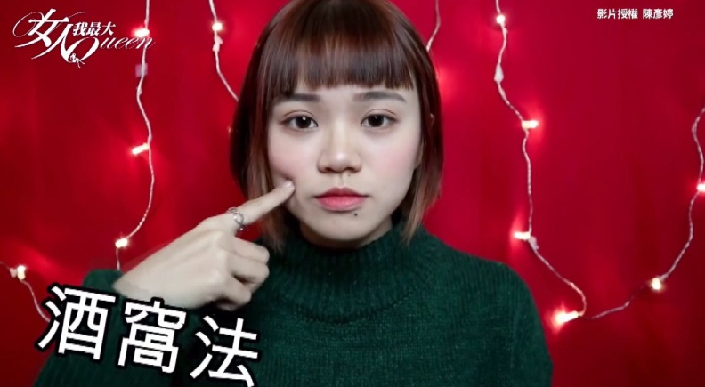 當網美起手式：遮口臭、找頭蝨⋯網美大頭貼必備拍照pose請收下！