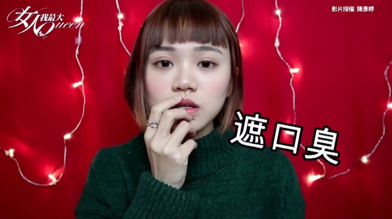 當網美起手式：遮口臭、找頭蝨⋯網美大頭貼必備拍照pose請收下！