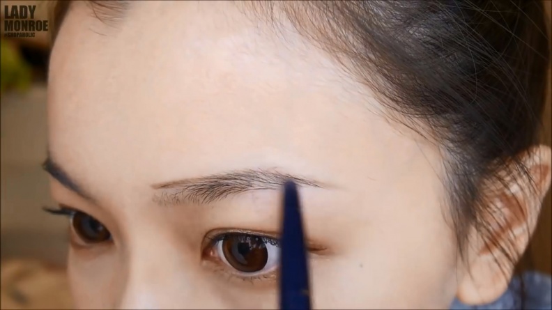 2016-初學者眉毛教學:修眉毛、畫眉毛、眉彩挑選-|BASIC-EYEBROWS-TUTORIAL|夢露MONROE (1).mp4 20180814 165709.461 - 2016-初學者眉毛教學:修眉毛、畫眉毛、眉彩挑選-|BASIC-EYEBROWS-TUTORIAL|夢露MONROE (1).mp4_20180814_165709.461.jpg 初學者眉毛全攻略:如何修眉毛、怎麼畫眉毛以及適合自己的眉彩挑選