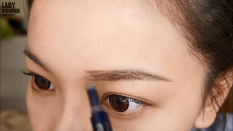 2016-初學者眉毛教學:修眉毛、畫眉毛、眉彩挑選-|BASIC-EYEBROWS-TUTORIAL|夢露MONROE (1).mp4 20180814 165817.064 - 2016-初學者眉毛教學:修眉毛、畫眉毛、眉彩挑選-|BASIC-EYEBROWS-TUTORIAL|夢露MONROE (1).mp4_20180814_165817.064.jpg 初學者眉毛全攻略:如何修眉毛、怎麼畫眉毛以及適合自己的眉彩挑選